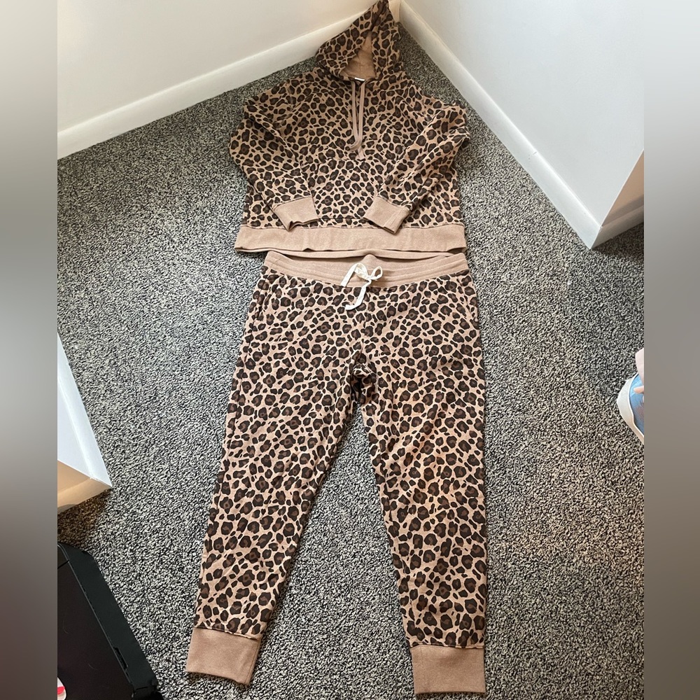 Amazon Essentials NWOT Two Piece Cheetah / Leopard Jogger Sweat Suit Set Size XL